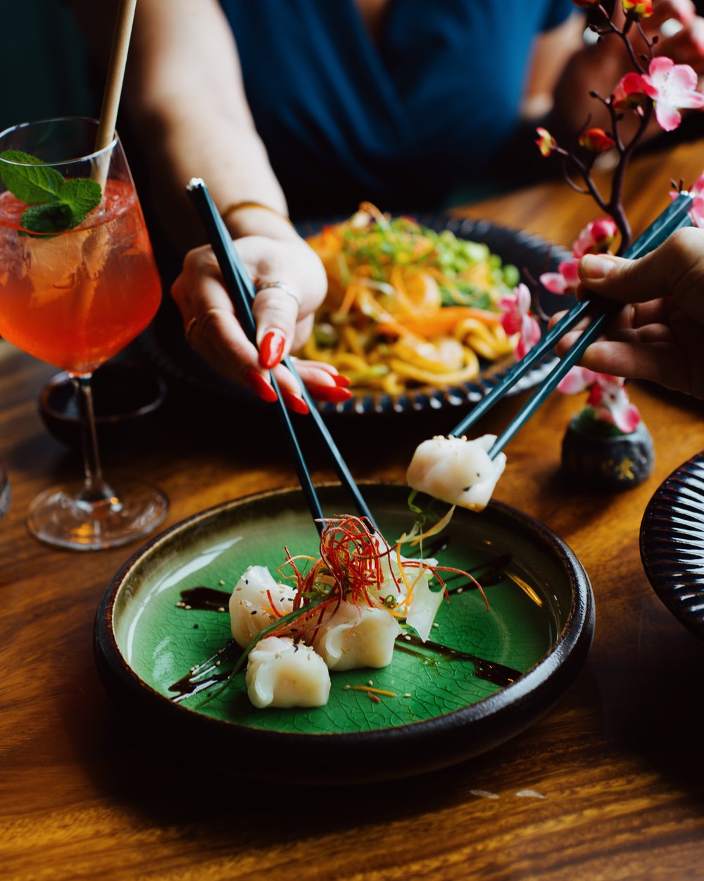 Detailaufnahme einer Sushi-Rolle im Kawazen