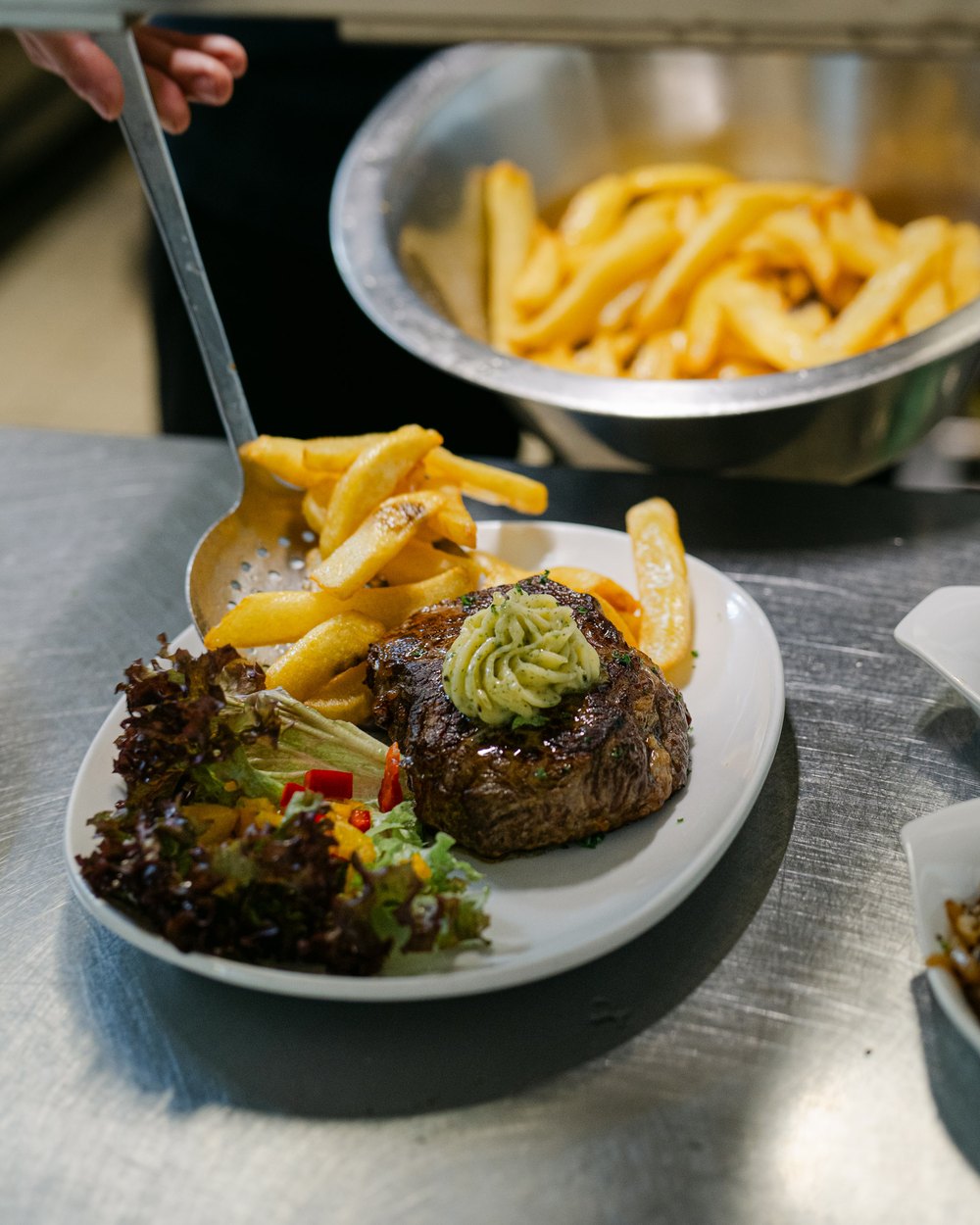 Steak-Gericht im Klubhaus Bistro
