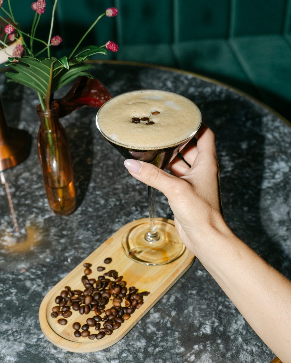 Espresso Martini auf Marmortisch in der Sasa Brunch Bar