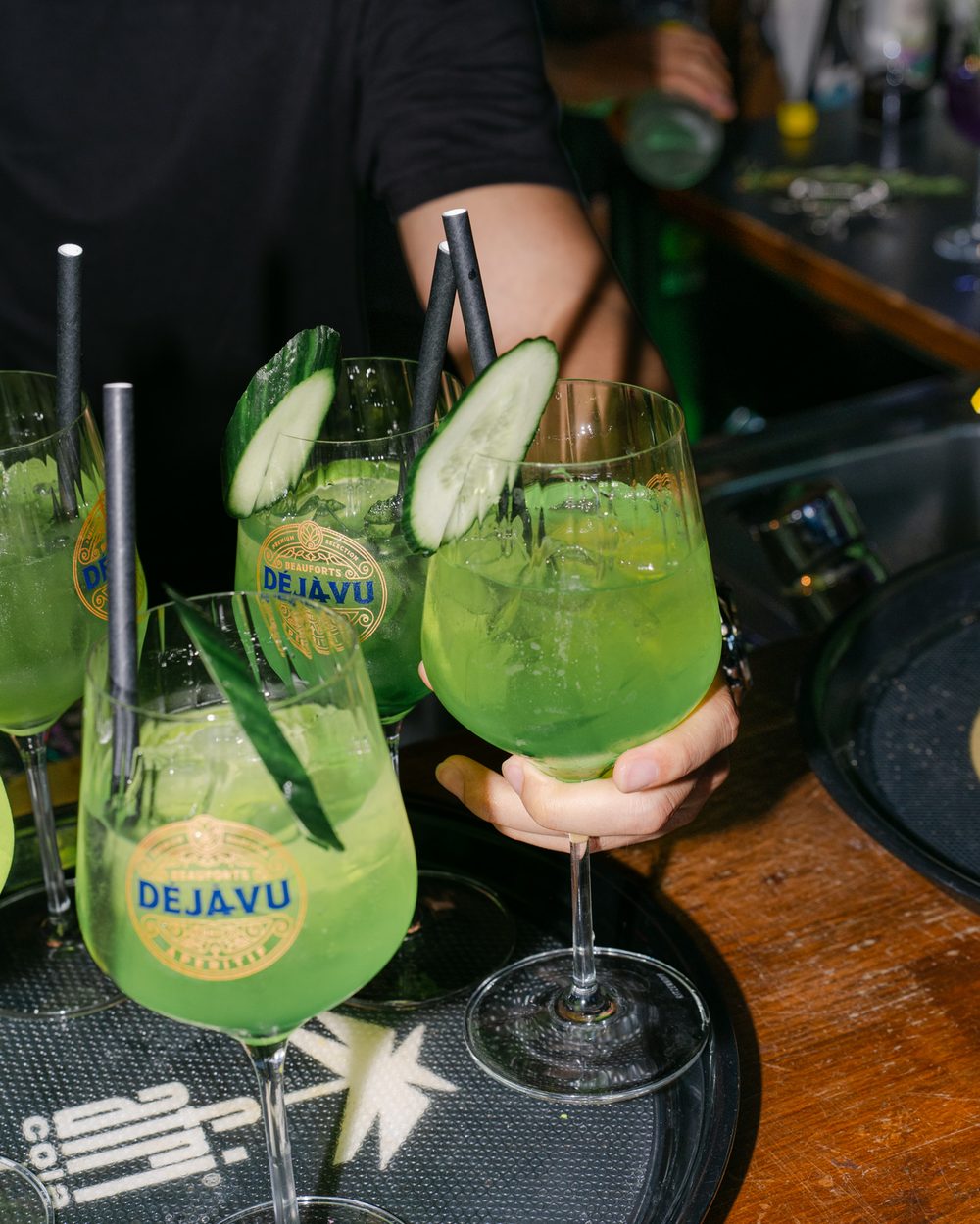 Grüne Signature-Drinks mit Gurke an der Bar der Sasa Brunch Bar