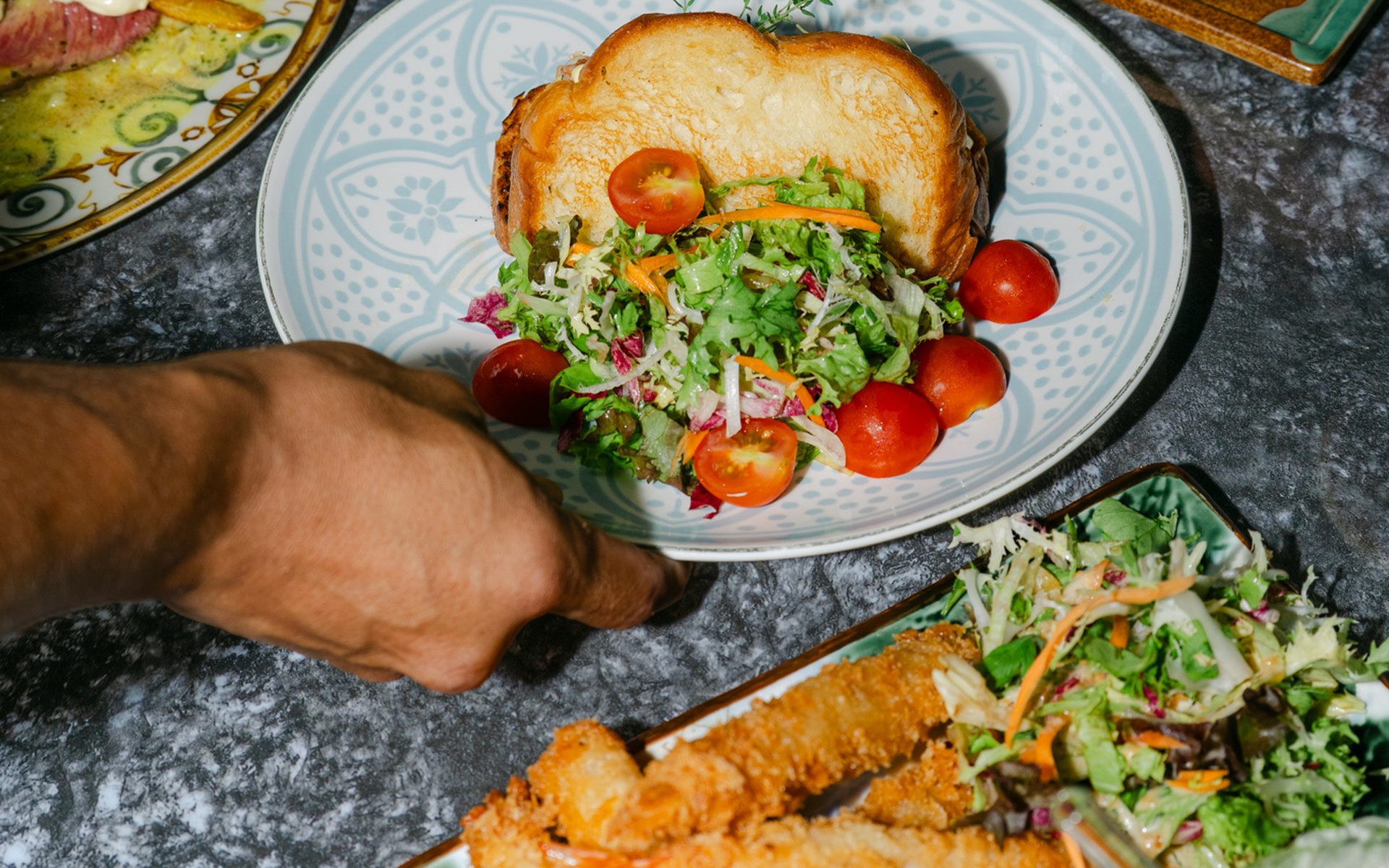 Brunch-Tisch in der Sasa Brunch Bar in Bingen mit Salat, Toast und frittierten Garnelen