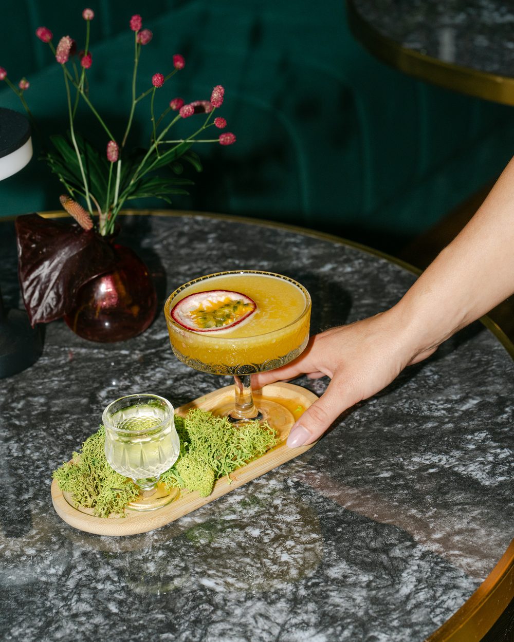 Passionsfrucht-Cocktail wird in der Sasa Brunch Bar serviert