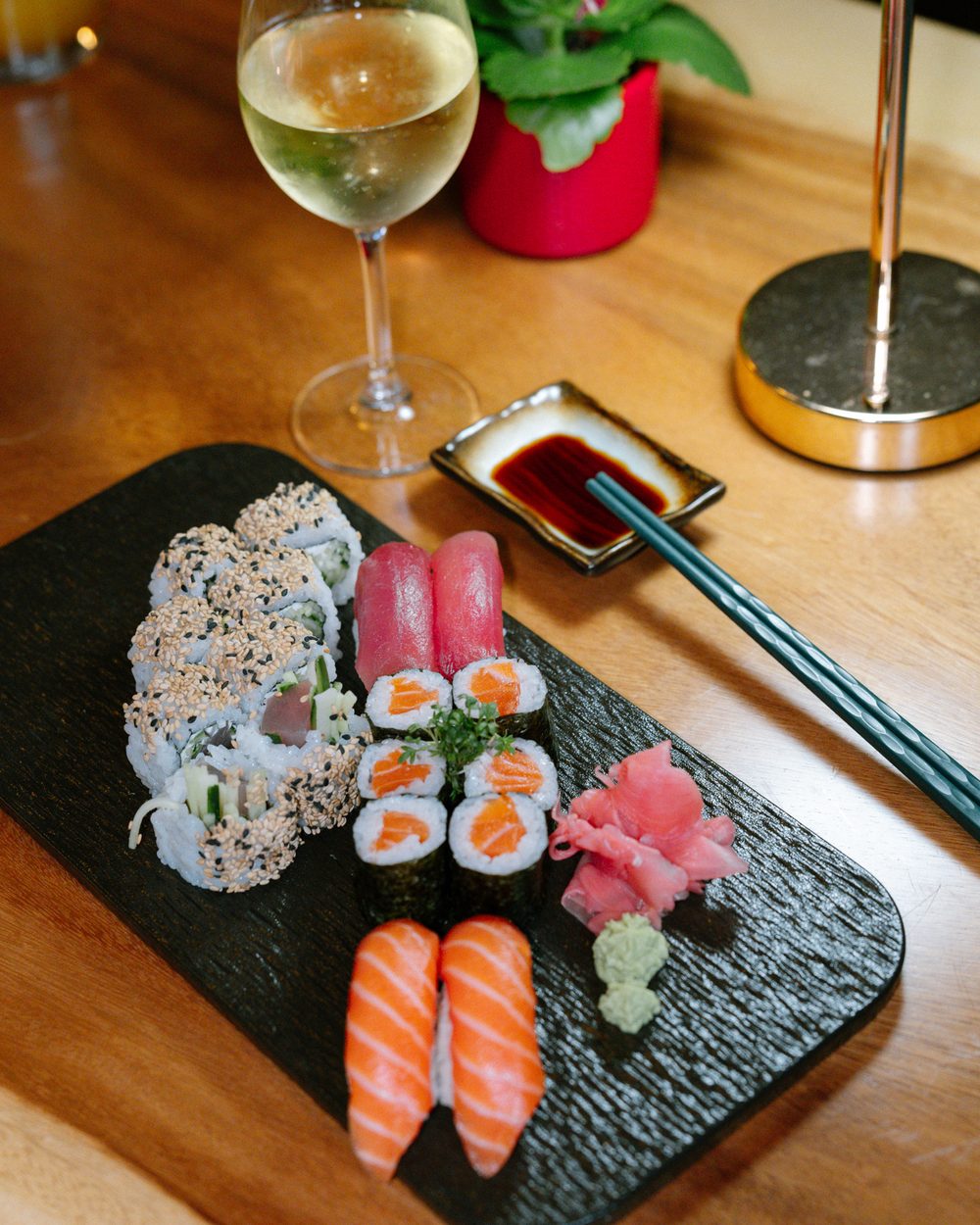 Sushi-Platte mit Maki, Nigiri und Weißwein im Kyoshi