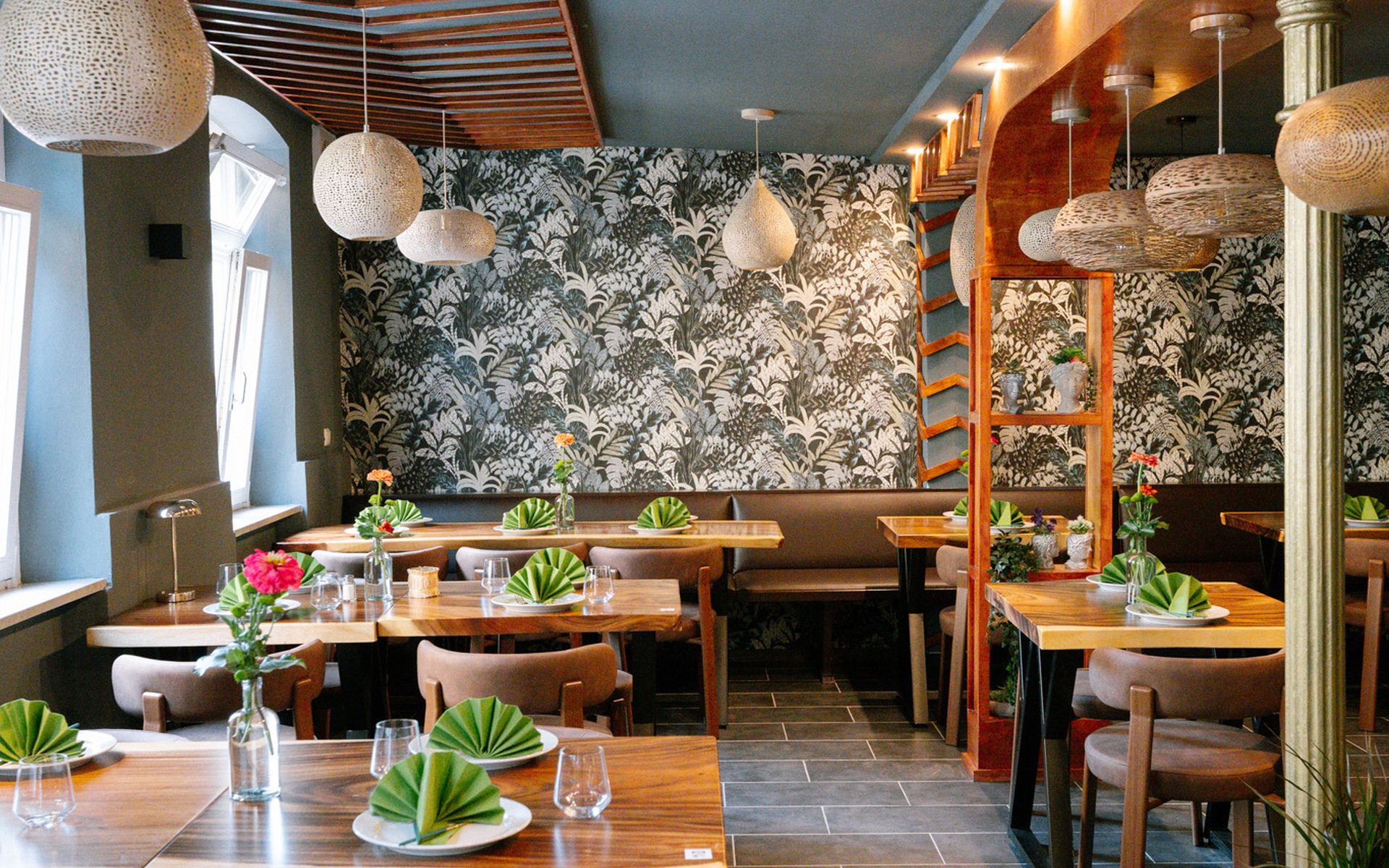 Innenraum des Kyoshi Asian Restaurant in Walldorf mit gedeckten Tischen und Pflanzentapete