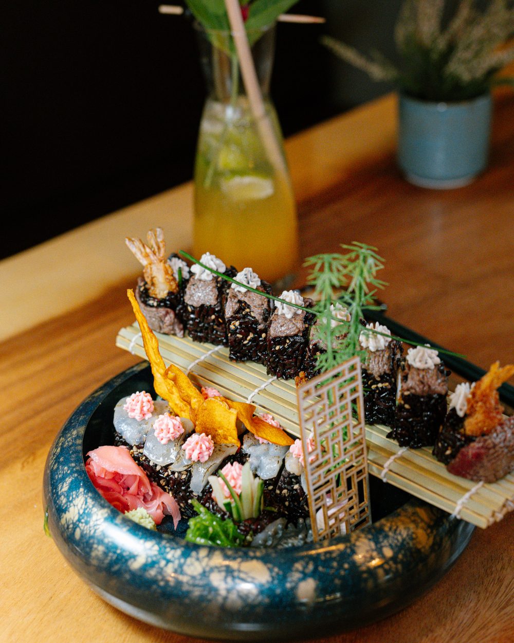 Sushi-Boot mit Tempura und Maki im Kyoshi Asian Restaurant