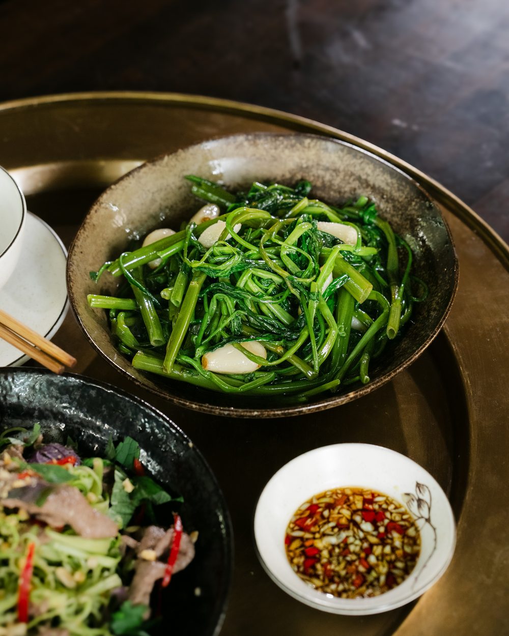 Gebratener Wasserspinat mit Knoblauch im Phuong Dong Restaurant