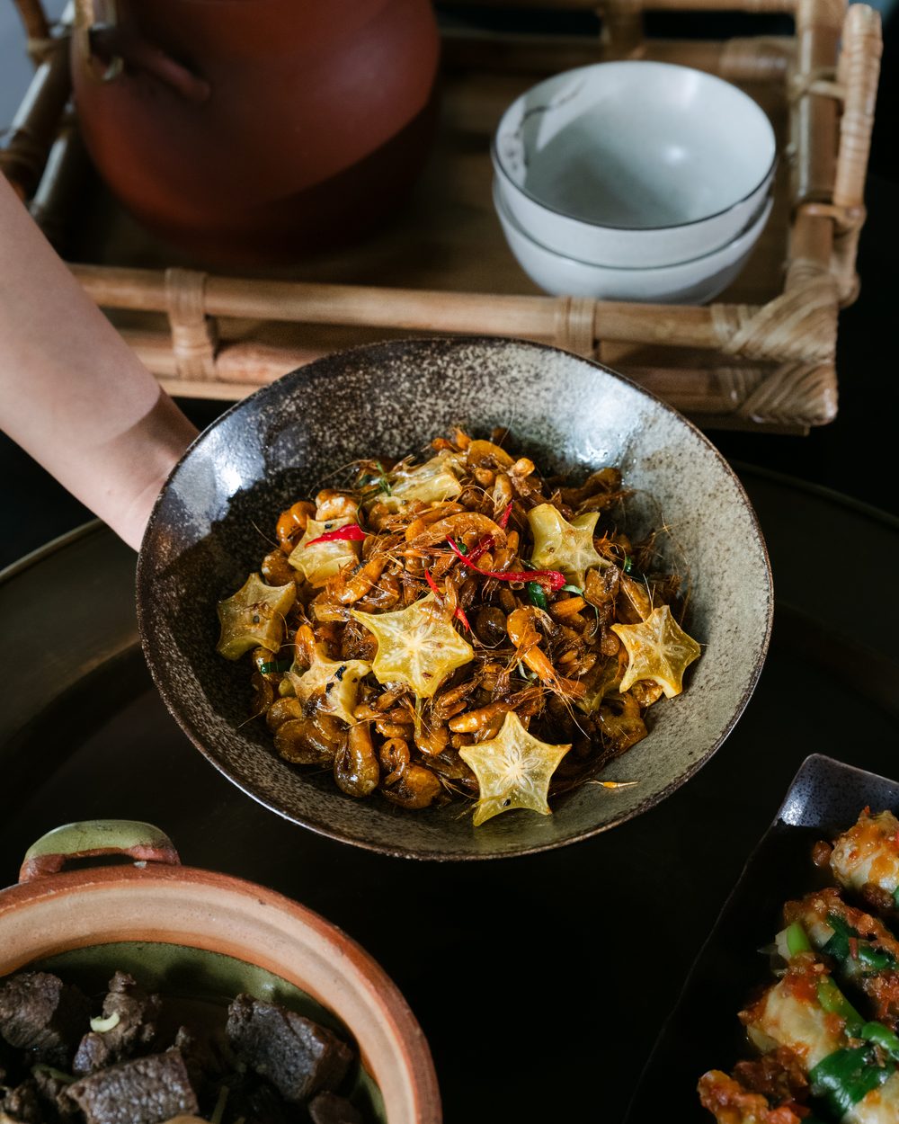 Gericht mit Sternfrucht und getrockneten Garnelen im Phuong Dong Restaurant