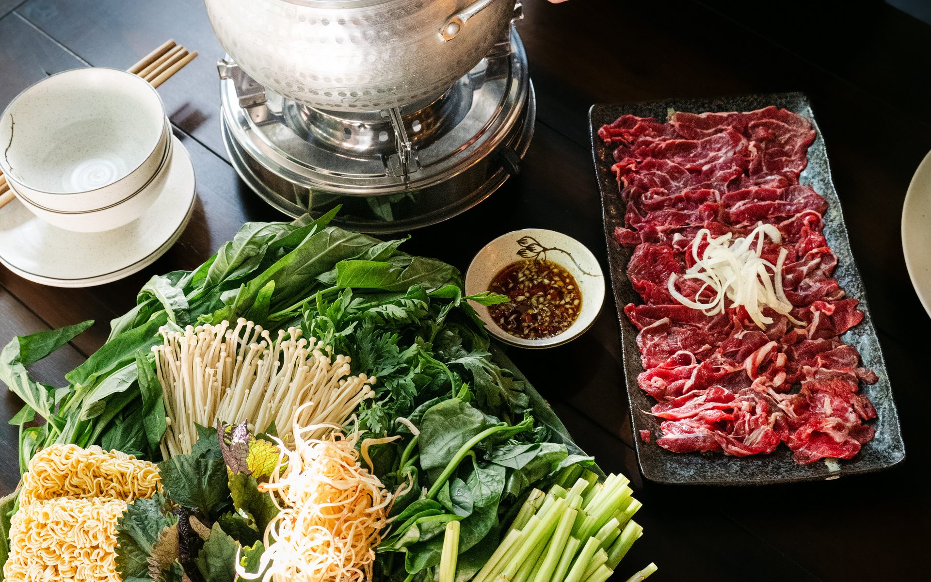Vietnamesischer Hot Pot mit frischem Gemüse, Kräutern und Rindfleisch im Phuong Dong Restaurant in Frankfurt
