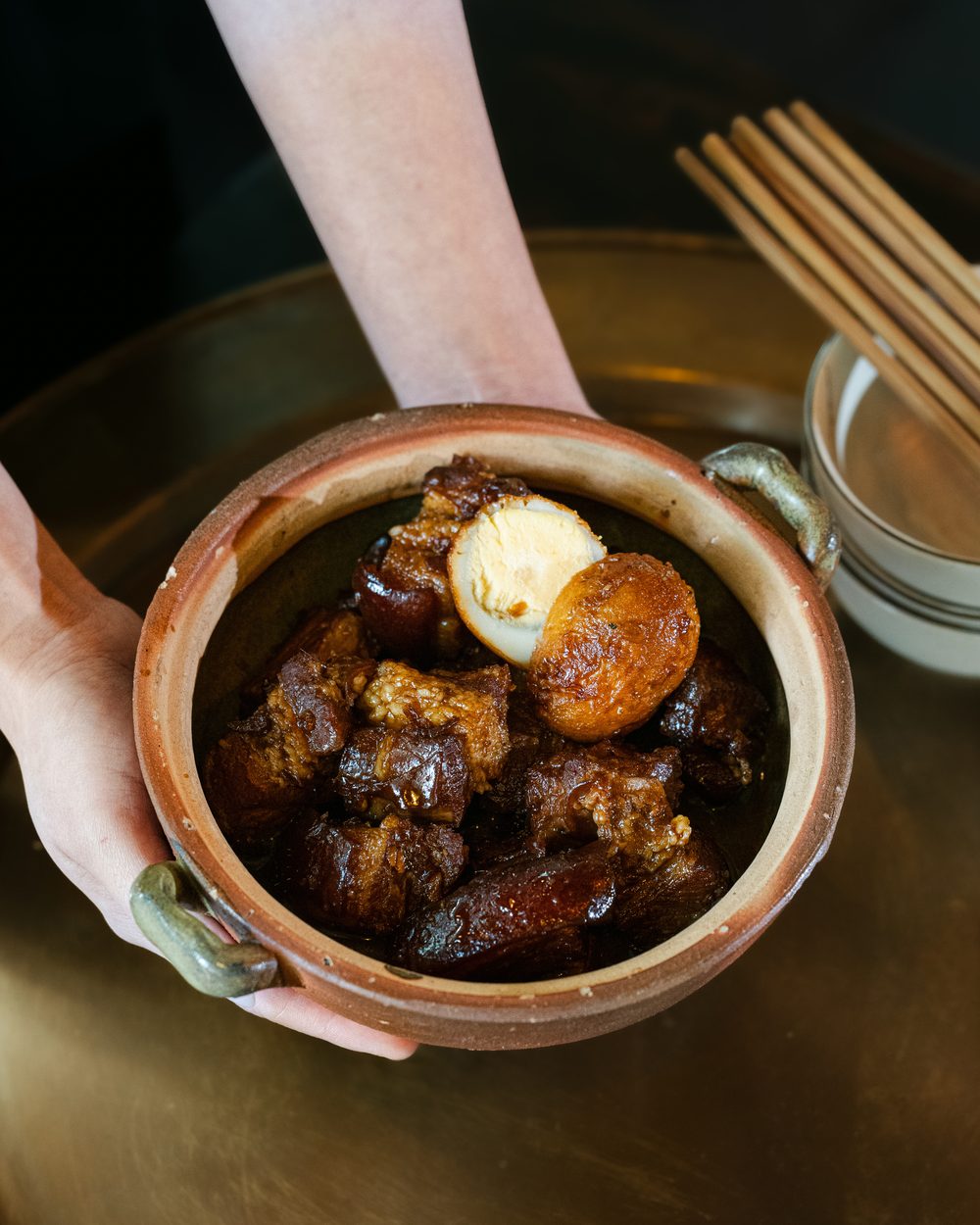 Thit Kho, geschmortes Schweinefleisch mit Ei im Tontopf